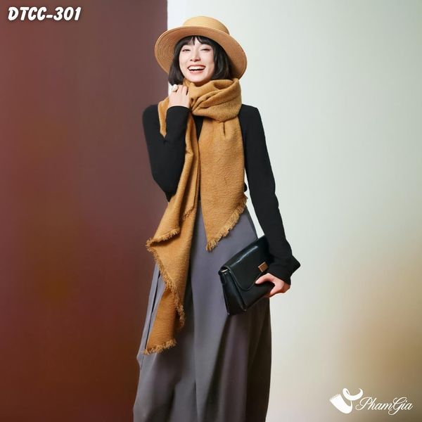 Khăn Choàng Dạ Cashmere Đơn Sắc Phối Lông Vạt Xéo Cao Cấp Màu Nâu Tây (DTCC301)