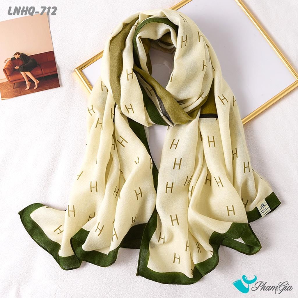 Góc Trên Khăn Choàng Linen Phong Cách Hàn Quốc Họa Tiết Chữ H Màu Kem Hiện Đại