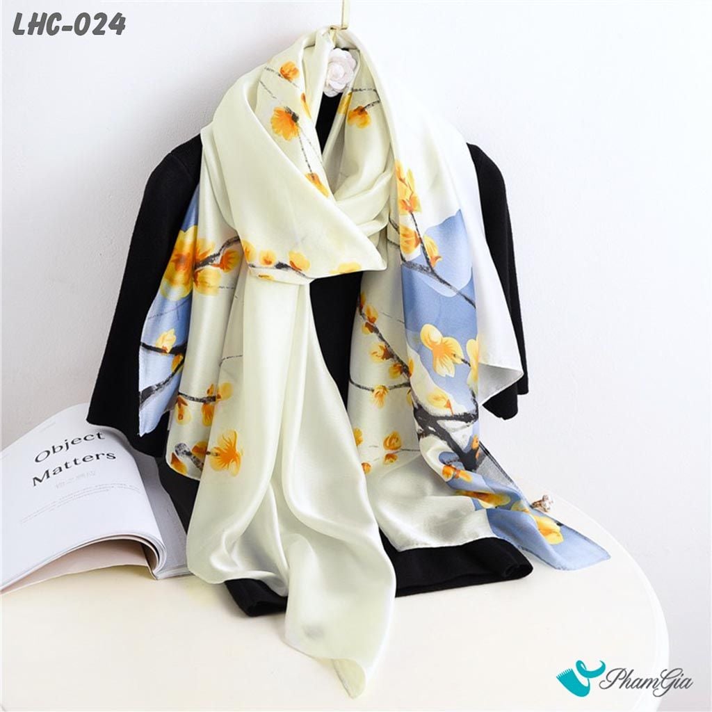 Góc Nghiêng Khăn Choàng Lụa Hàng Châu Màu Trắng Kem Họa Tiết Hoa Mia Vàng Tinh Tế