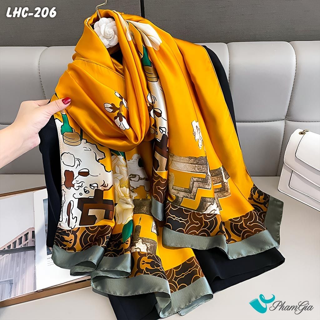 Góc Nghiêng Khăn Choàng Lụa Hàng Châu Màu Vàng Nghệ Họa Tiết Hoa Mẫu Đơn Quý Phái