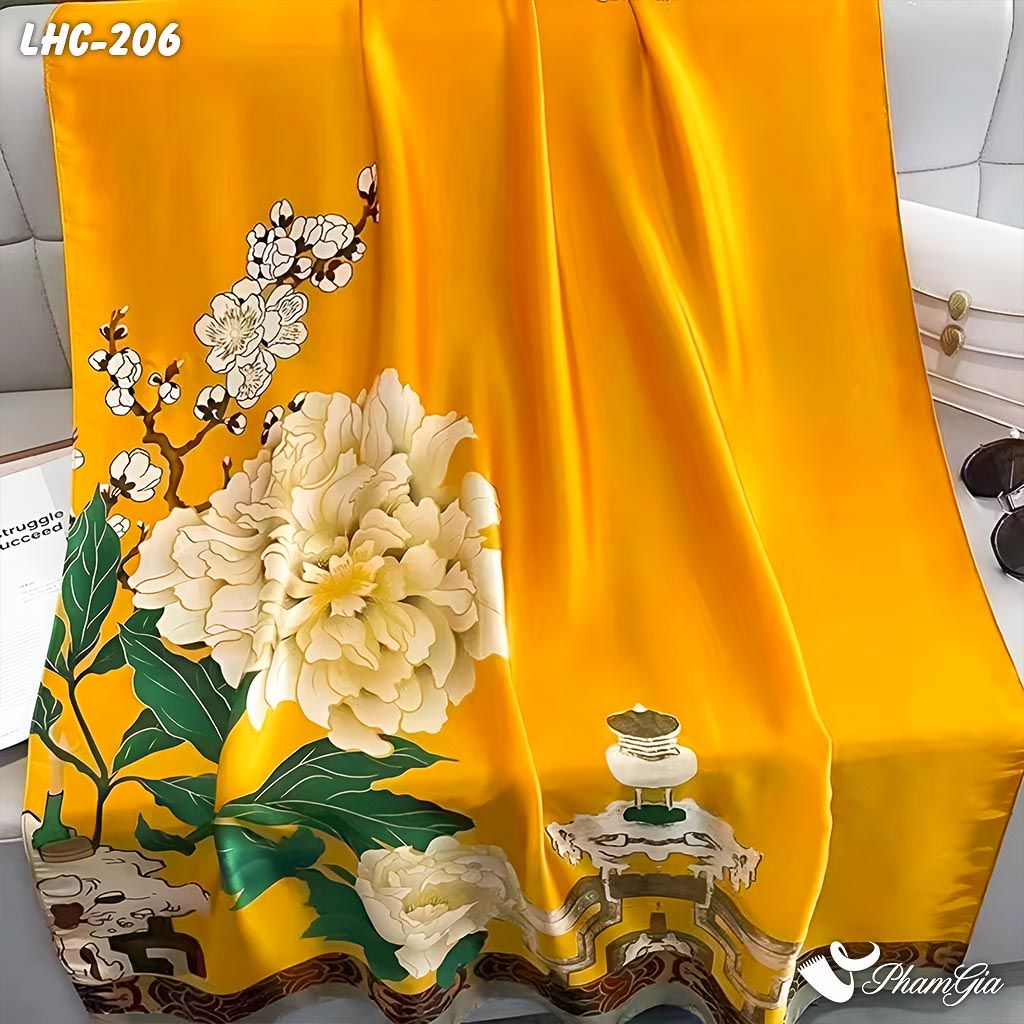 Nghiêng Phải Khăn Choàng Lụa Hàng Châu Màu Vàng Nghệ Họa Tiết Hoa Mẫu Đơn Quý Phái