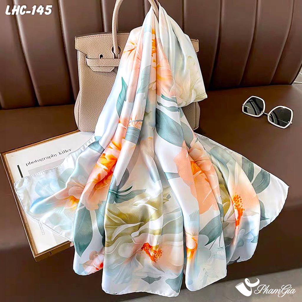 Góc Nghiêng Khăn Choàng Lụa Hàng Châu Màu Xanh Baby Họa Tiết Hoa Mẫu Đơn Bay Bổng