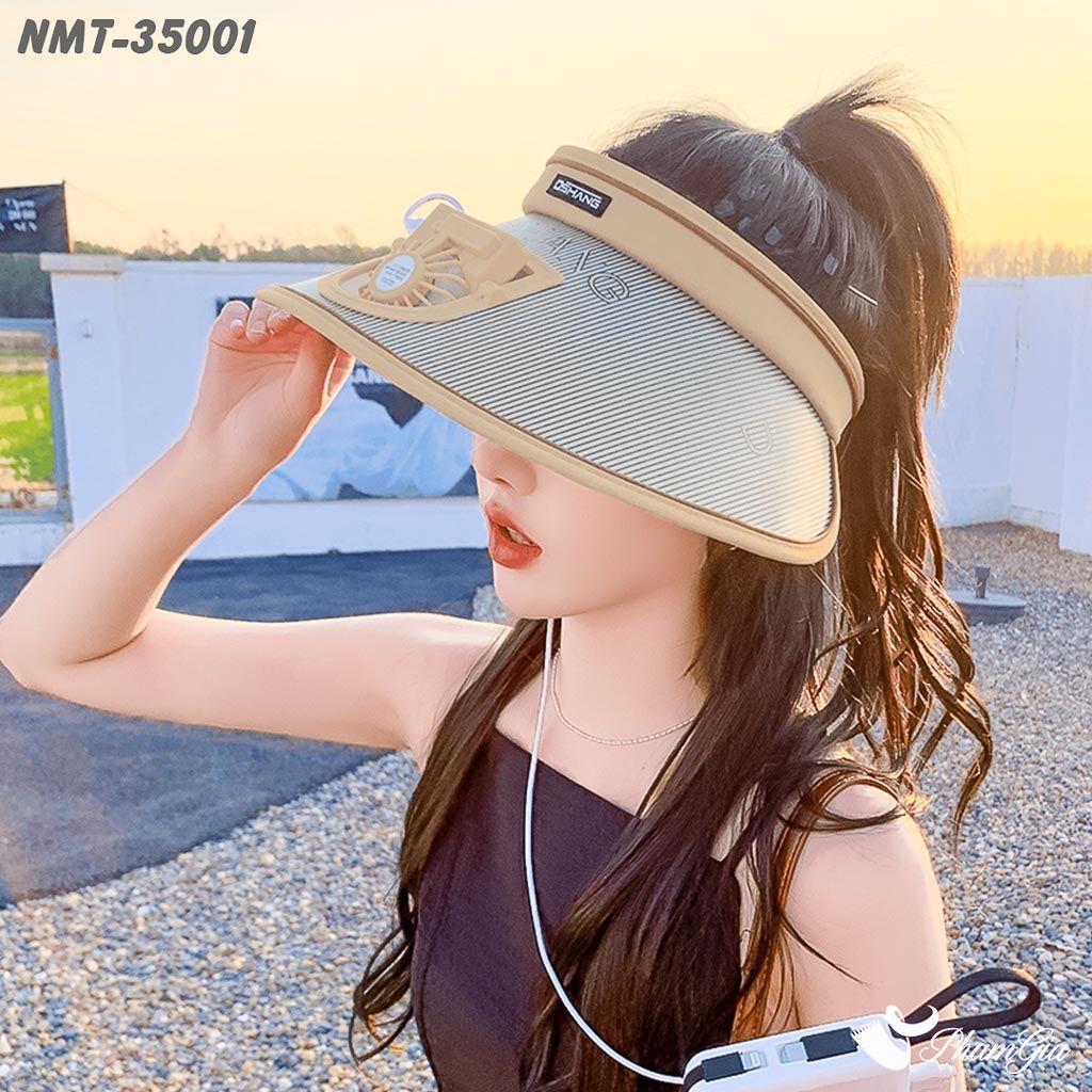 Người Mẫu Đội Nón Mui Trần Gắn Quạt Sạc Chống Nắng Hạ Nhiêt Tiện Lợi Màu Nâu Beige