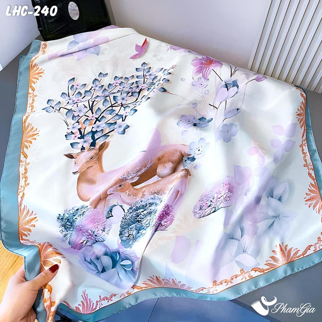 Góc Trên Khăn Choàng Lụa Hàng Châu Màu Trắng Phối Viền Xanh Họa Tiết Nai Hoa Mộng Mơ