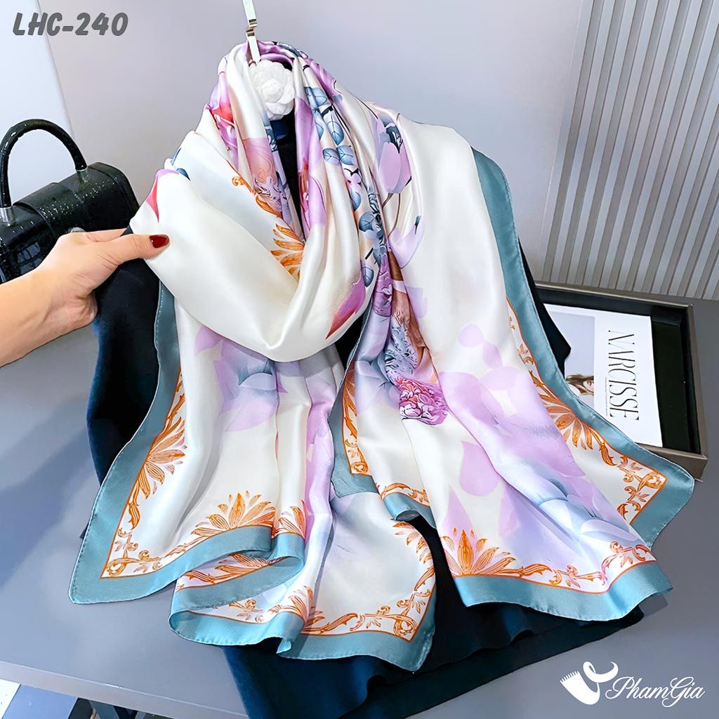Khăn Choàng Lụa Hàng Châu Màu Trắng Phối Viền Xanh Họa Tiết Nai Hoa Mộng Mơ