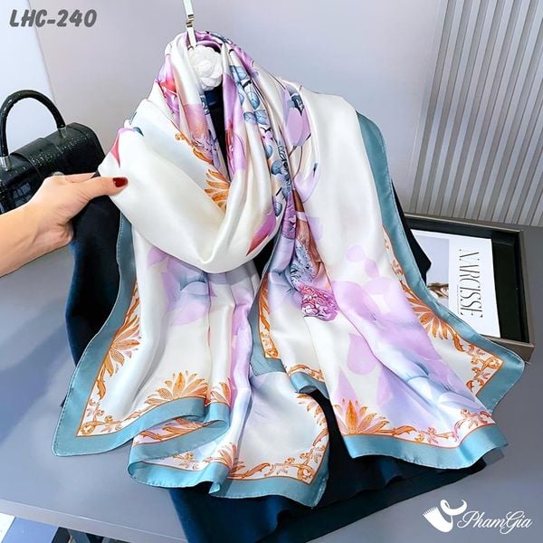 Khăn Choàng Lụa Hàng Châu Màu Trắng Phối Viền Xanh Họa Tiết Nai Hoa Mộng Mơ (LHC240)
