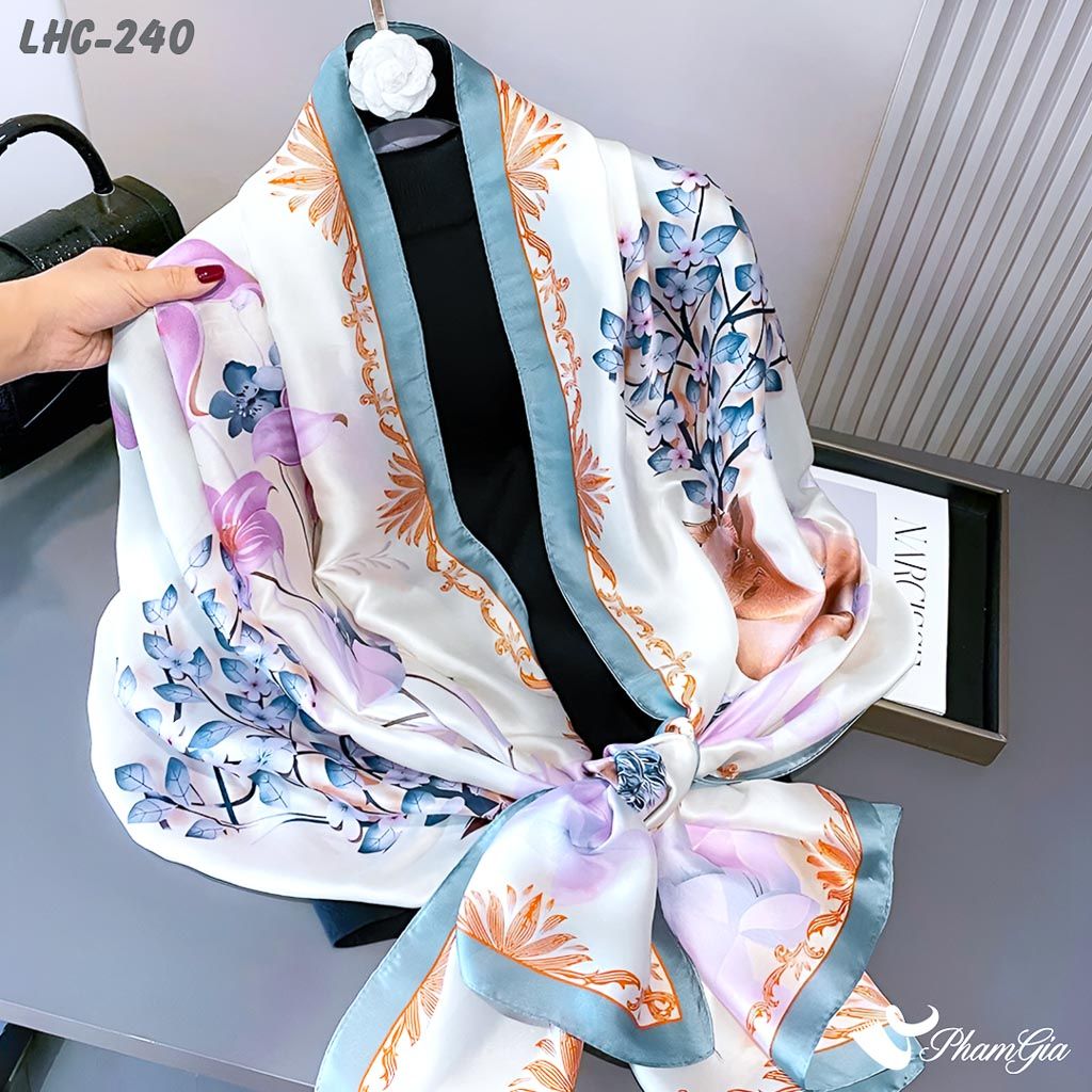 Góc Nghiêng Khăn Choàng Lụa Hàng Châu Màu Trắng Phối Viền Xanh Họa Tiết Nai Hoa Mộng Mơ