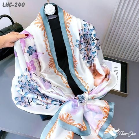 Góc Nghiêng Khăn Choàng Lụa Hàng Châu Màu Trắng Phối Viền Xanh Họa Tiết Nai Hoa Mộng Mơ