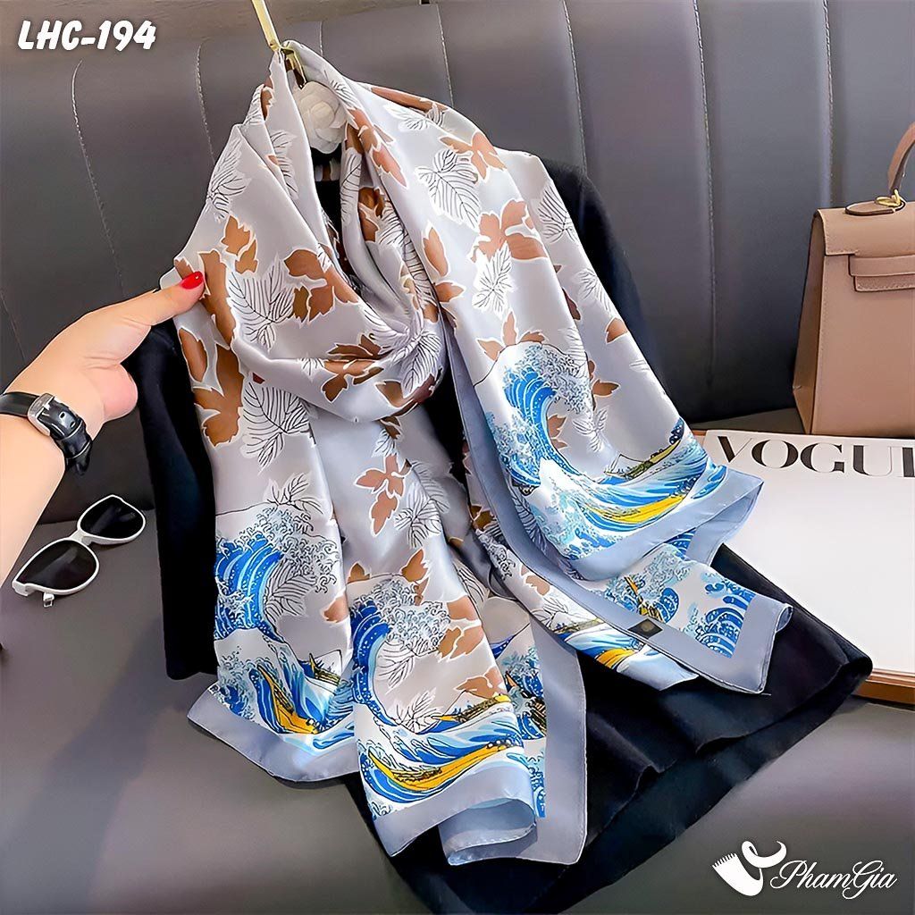 Góc Nghiêng Khăn Choàng Lụa Hàng Châu Màu Xám Ghi Họa Tiết Lá Phong Sóng Biển Nhẹ Nhàng