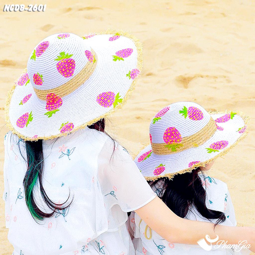 Người Mẫu Đội Nón Cói Đi Biển Vẽ Tay Viền Tua Rua Họa Tiết Dâu Tây