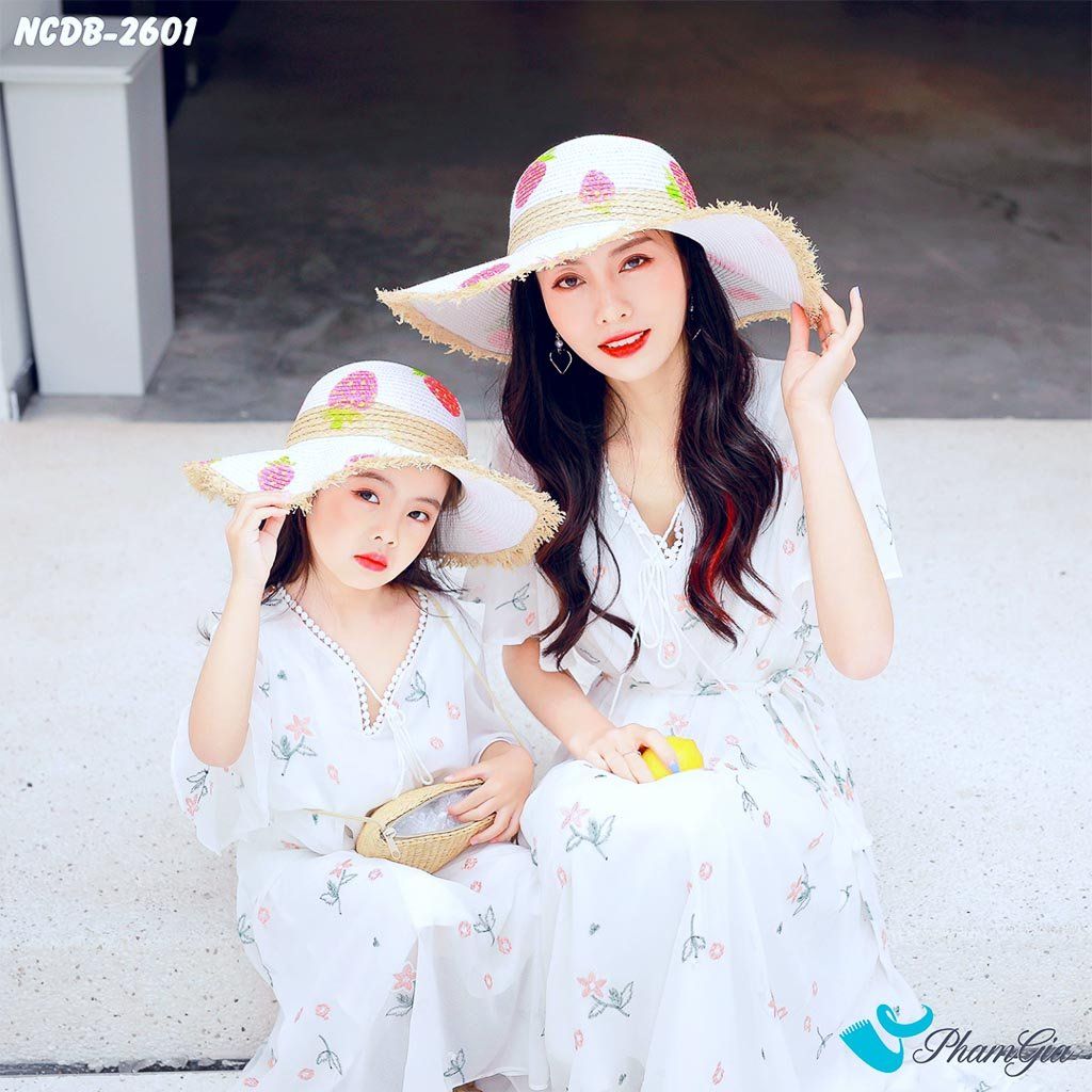 Nón Cói Đi Biển Vẽ Tay Viền Tua Rua Họa Tiết Dâu Tây