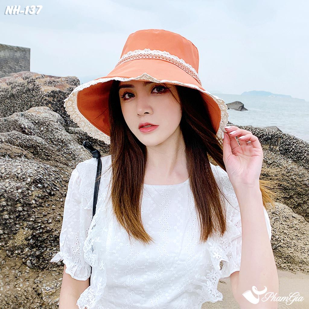 Người Mẫu Đội Nón Rộng Vành Phối Viền Ren Nữ Tính Màu Cam Carot