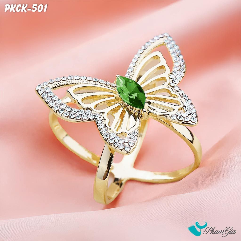 Cận Cảnh Phụ Kiện Cài Khăn Bướm Đính Đá Ngọc Lục Bảo