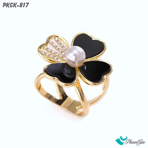 Góc Nghiêng Phụ Kiện Cài Khăn Cỏ 4 Lá Đính Ngọc Men Đen Sang Trọng