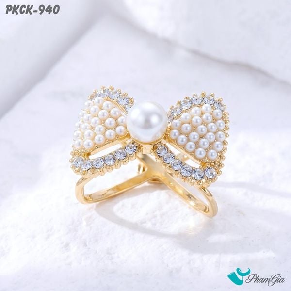 Phụ Kiện Cài Khăn Hình Nơ Đính Ngọc Trai Viền Đá Sang Trọng Màu Vàng (PKCK940)