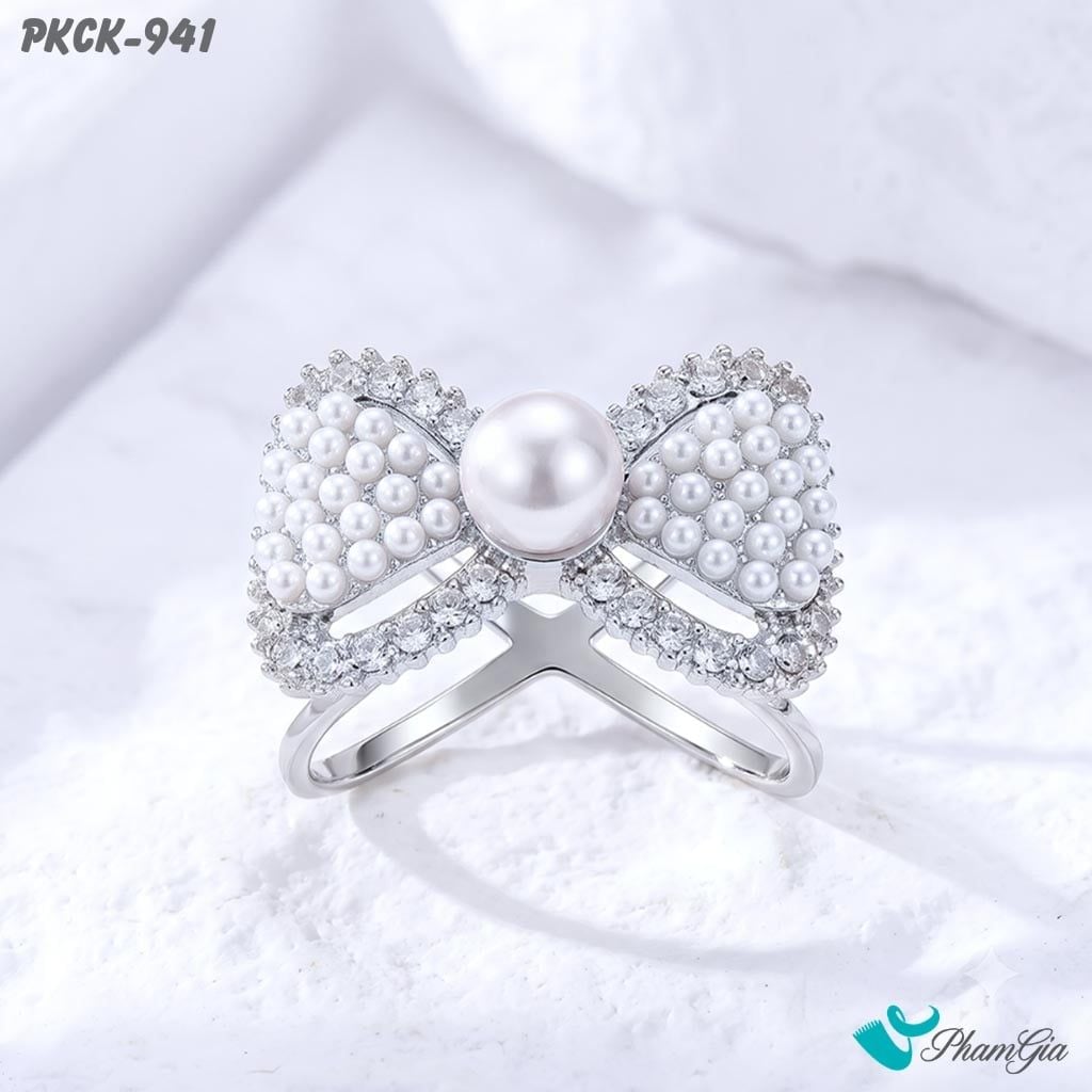 Phụ Kiện Cài Khăn Hình Nơ Đính Ngọc Trai Viền Đá Sang Trọng Màu Bạc (PKCK941)