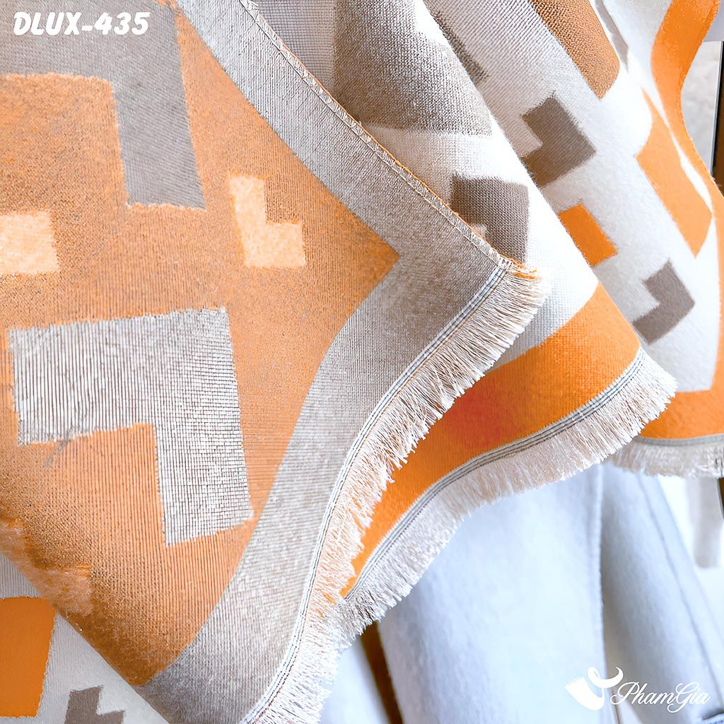Cận Cảnh Khăn Choàng Dạ Cashmere Cao Cấp Họa Tiết Mũi Tên Hình Học Màu Kem Viền Cam Hiện Đại