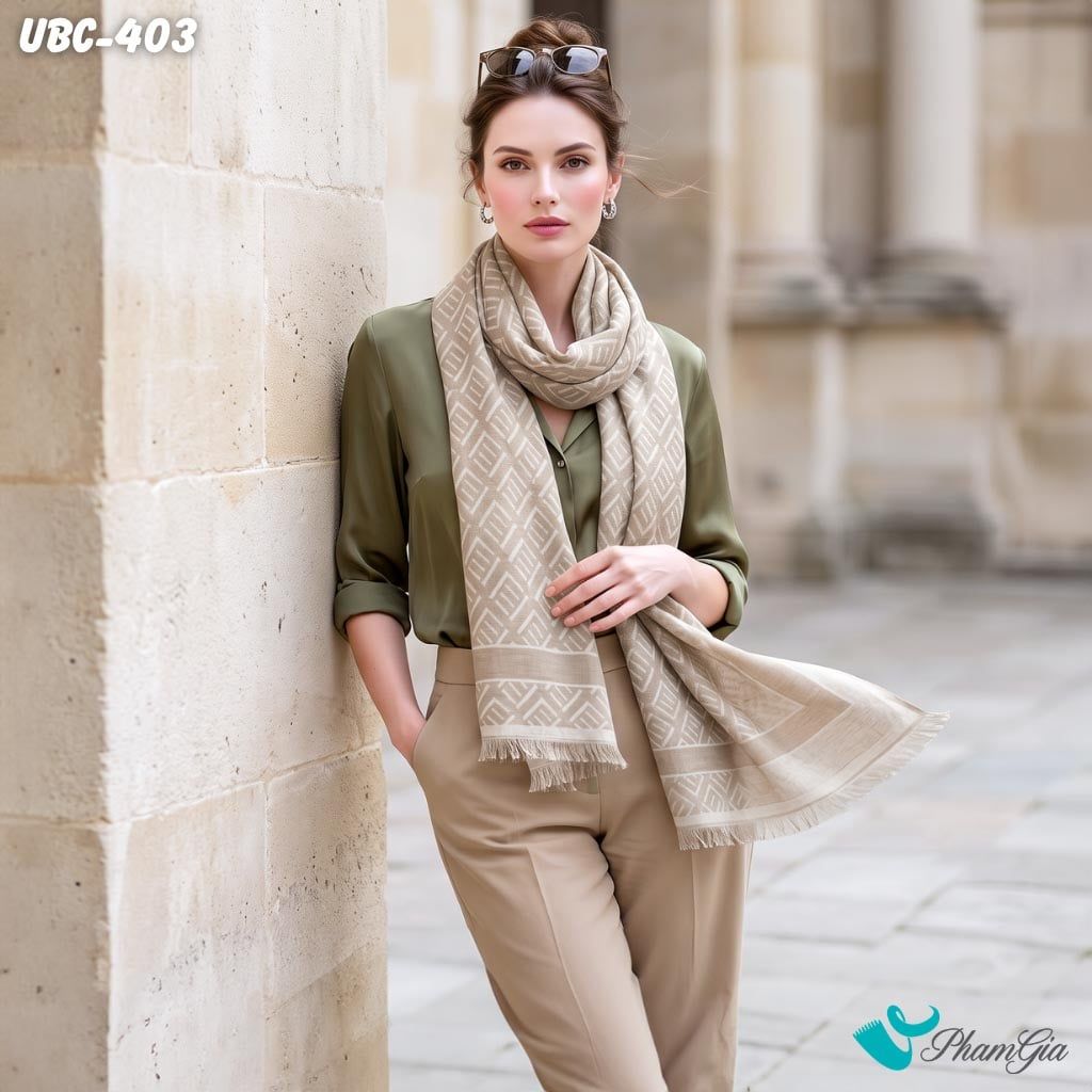 Khăn Choàng Urban Chic Hoạ Tiết Monogram Màu Beige (UBC403)