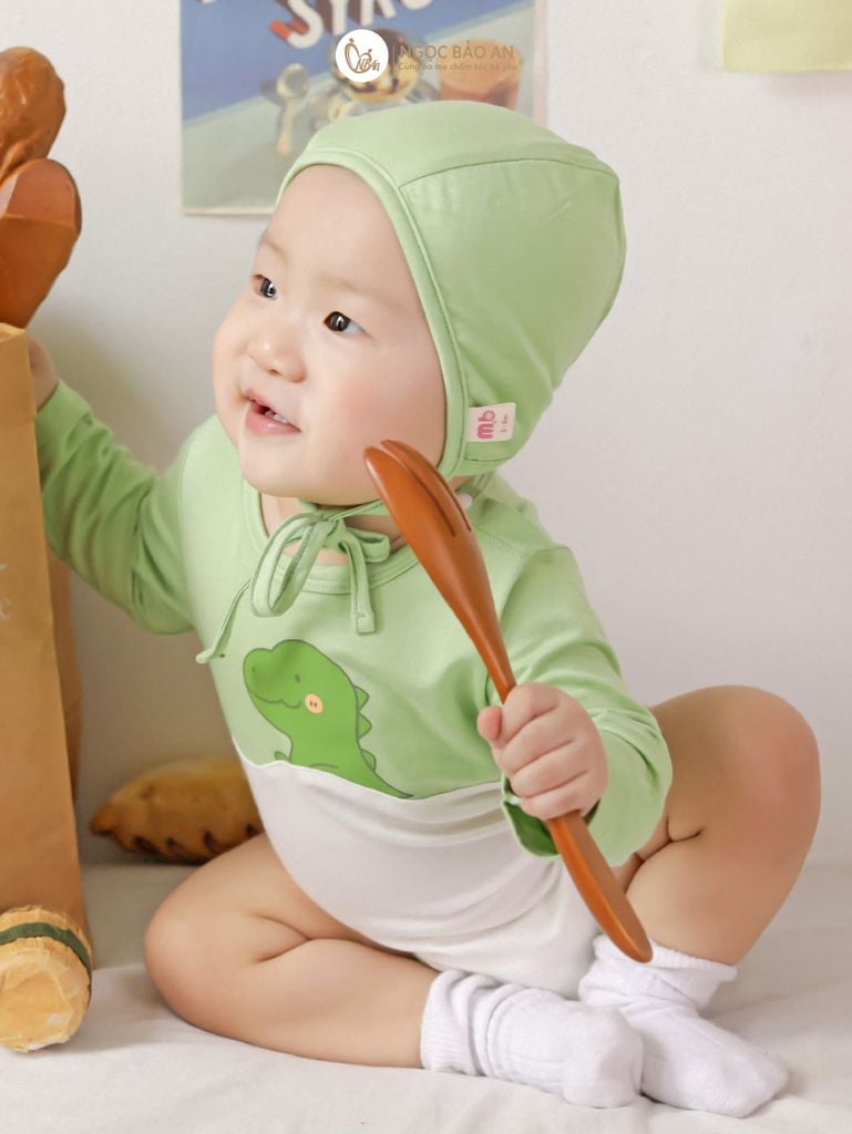 [M&B] Set bodychip tay dài kèm nón cột dây sơ sinh viscose khủng long PM (NB-12m)