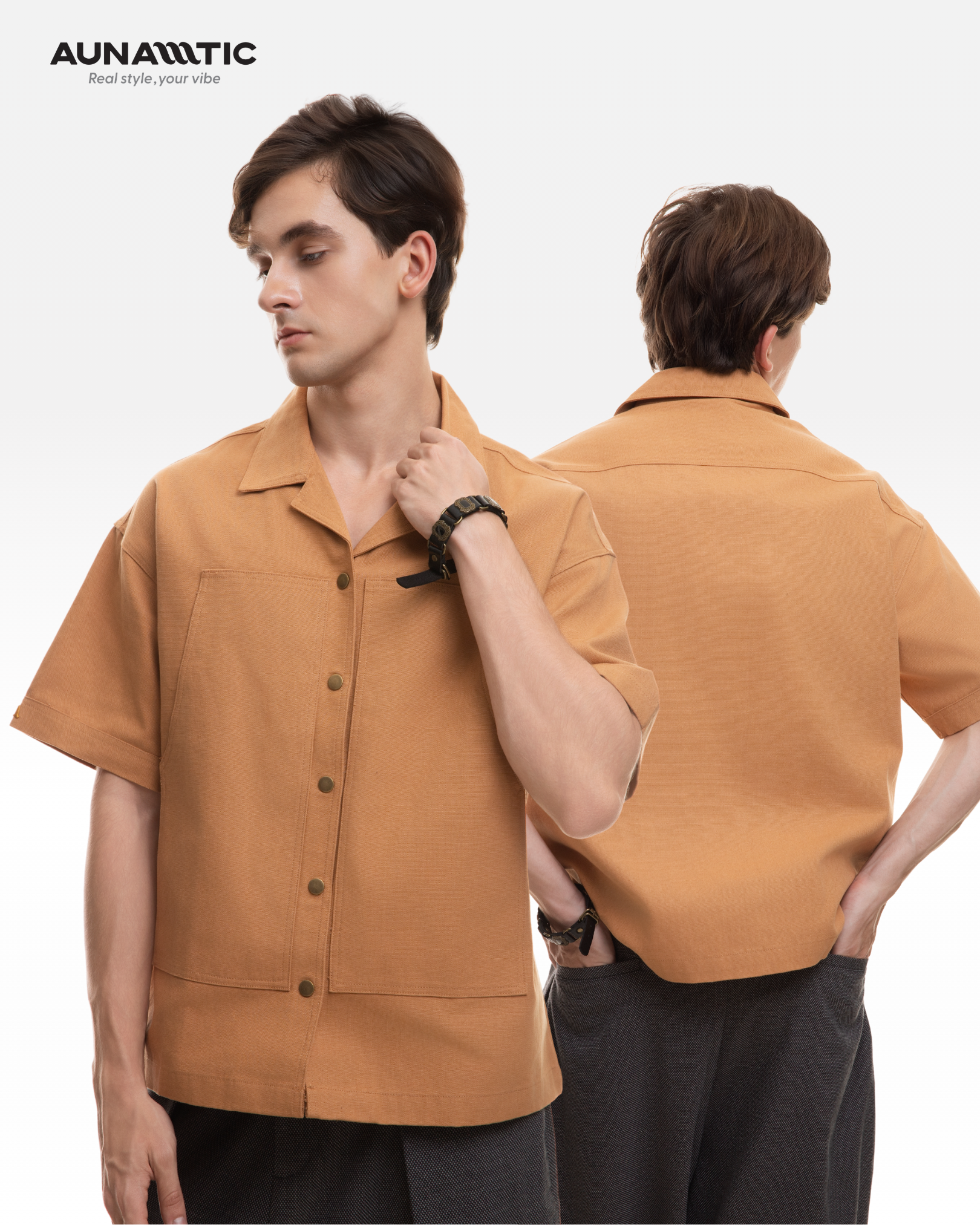Người mẫu nam mặc áo sơ mi nam AUNAMTIC Utility Shirt màu cam gạch trong outfit casual