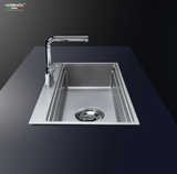  CHẬU RỬA BÁT 1 HỐ NOBINOX LIRA NJ560D Chất Liệu AISI: 304  Độ dày: 3.0+1.2mm cực  dày 3ly vân Hạt Linen chống xước Thớt gỗ + Thớt inox + Khay LK + Rổ JL + Bình đựng nước rửa bát 