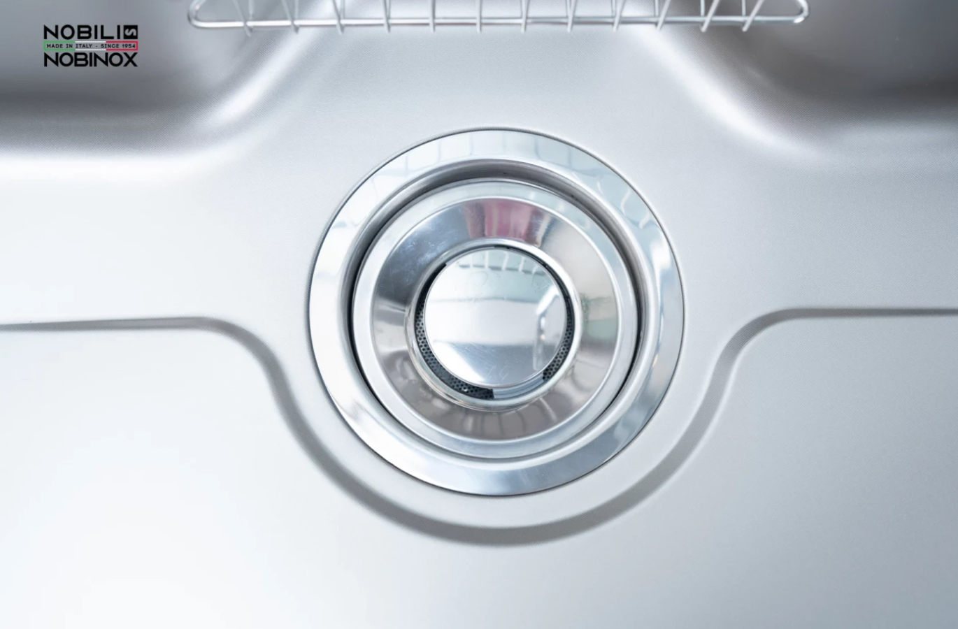  CHẬU RỬA BÁT 1 HỐ NOBINOX LIKEN NL 725D full phụ kiện rổ to, rổ nhỏ, thau nhỏ, bình xịt nước rửa bát, thớt tre, vân linen siêu mịn 