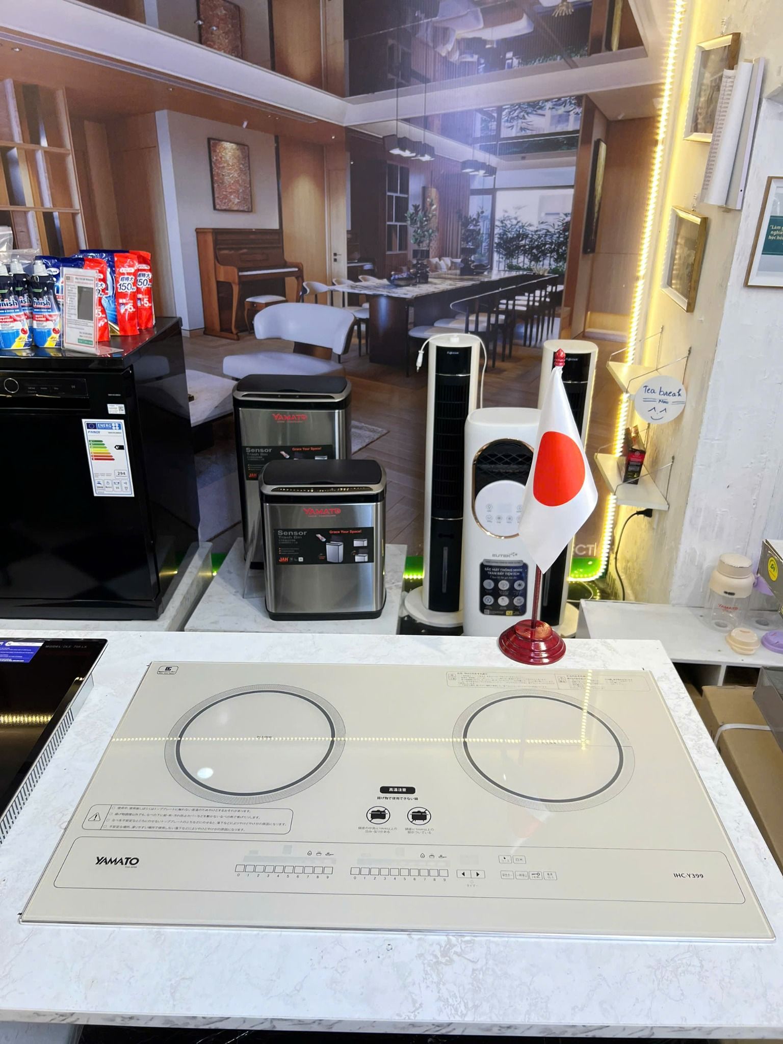 BẾP TỪ NHẬT BẢN YAMATO Y399 TRẮNG GỐM SỨ, Bản đặc biệt 2025, bo viền nhôm Anode kháng từ, bụng nhựa cách điện an toàn. Mặt kính NEG Nhật Bản chống xước cao cấp 