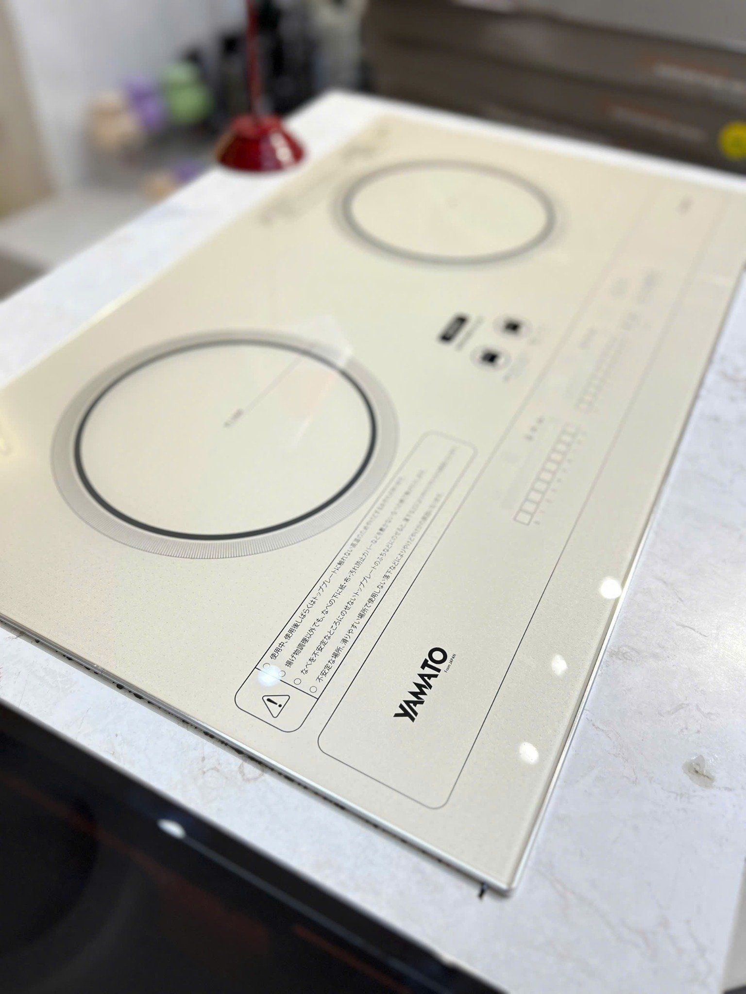  BẾP TỪ NHẬT BẢN YAMATO Y399 TRẮNG GỐM SỨ, Bản đặc biệt 2025, bo viền nhôm Anode kháng từ, bụng nhựa cách điện an toàn. Mặt kính NEG Nhật Bản chống xước cao cấp 