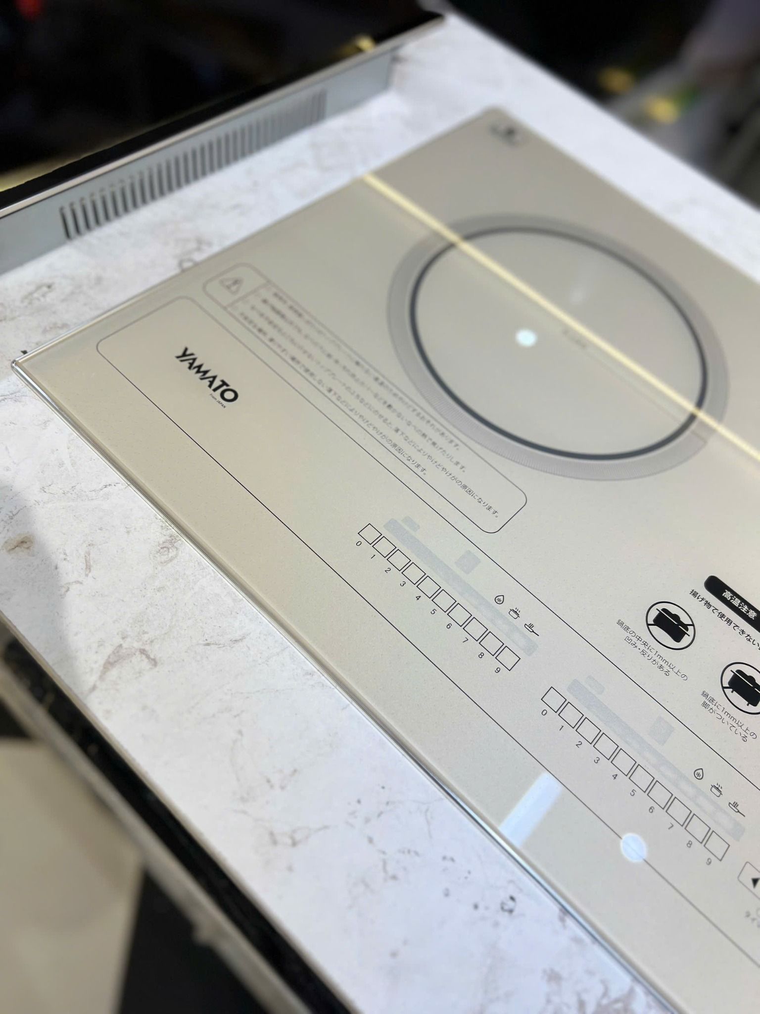  BẾP TỪ NHẬT BẢN YAMATO Y399 TRẮNG GỐM SỨ, Bản đặc biệt 2025, bo viền nhôm Anode kháng từ, bụng nhựa cách điện an toàn. Mặt kính NEG Nhật Bản chống xước cao cấp 