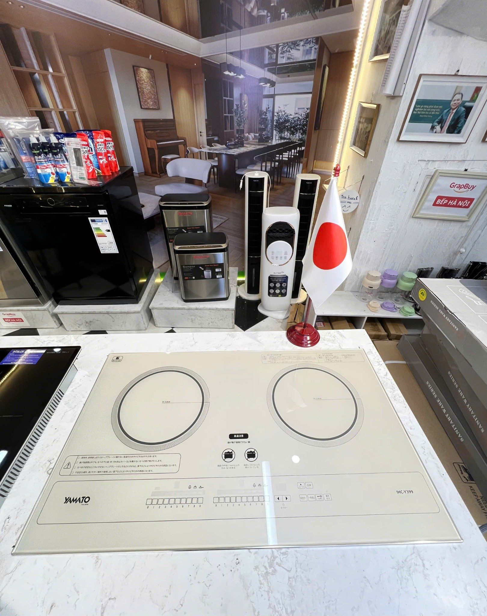  BẾP TỪ NHẬT BẢN YAMATO Y399 TRẮNG GỐM SỨ, Bản đặc biệt 2025, bo viền nhôm Anode kháng từ, bụng nhựa cách điện an toàn. Mặt kính NEG Nhật Bản chống xước cao cấp 
