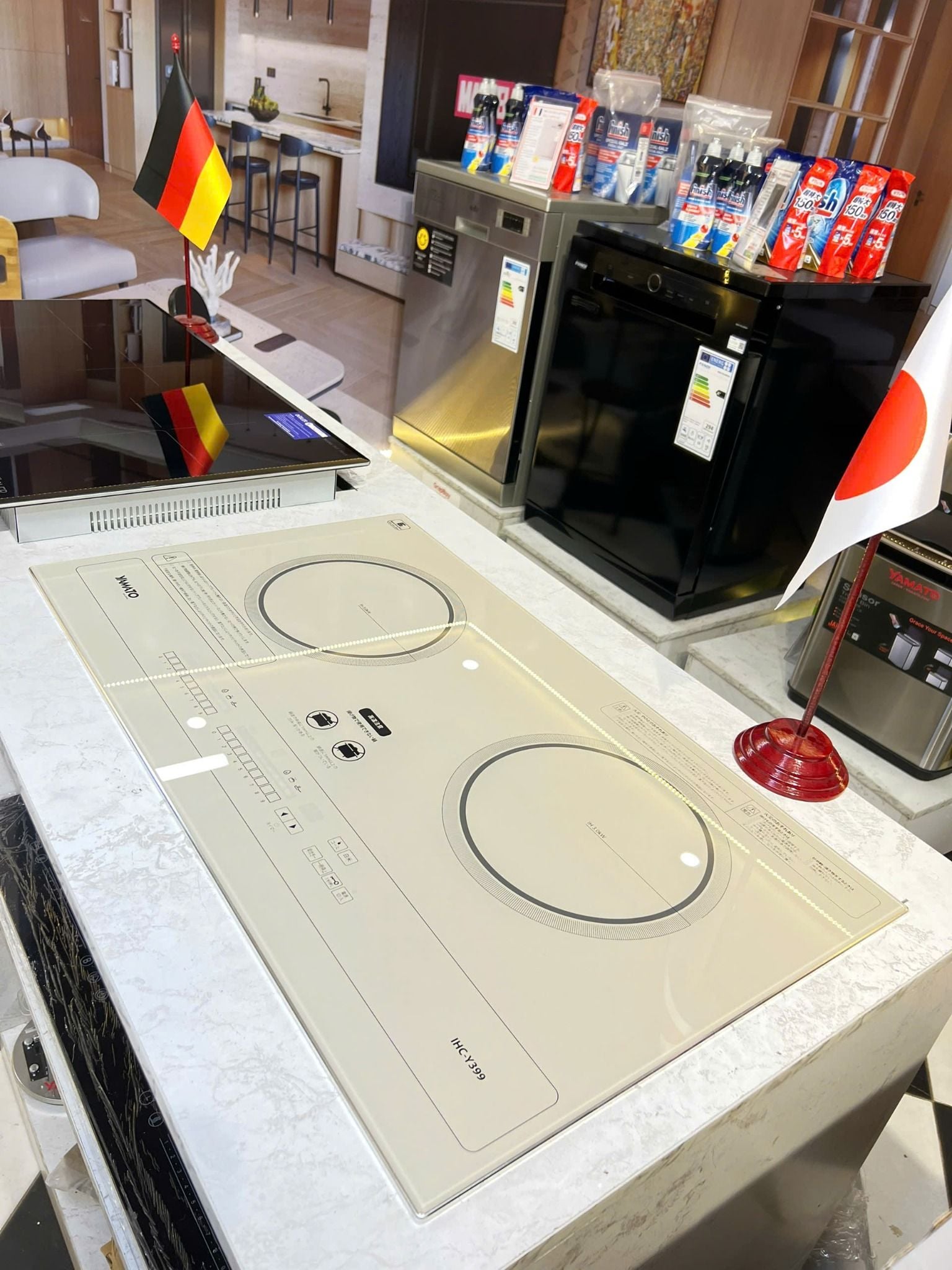  BẾP TỪ NHẬT BẢN YAMATO Y399 TRẮNG GỐM SỨ, Bản đặc biệt 2025, bo viền nhôm Anode kháng từ, bụng nhựa cách điện an toàn. Mặt kính NEG Nhật Bản chống xước cao cấp 