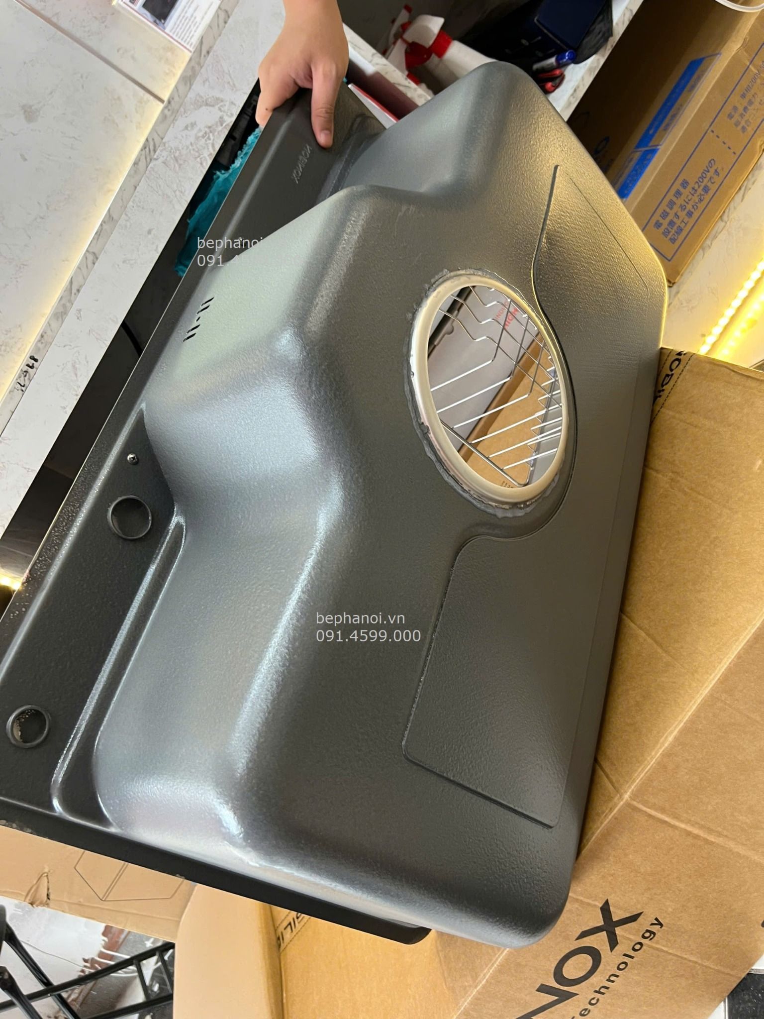  CHẬU RỬA BÁT 1 HỐ NOBINOX LIKEN NL 725D full phụ kiện rổ to, rổ nhỏ, thau nhỏ, bình xịt nước rửa bát, thớt tre, vân linen siêu mịn 