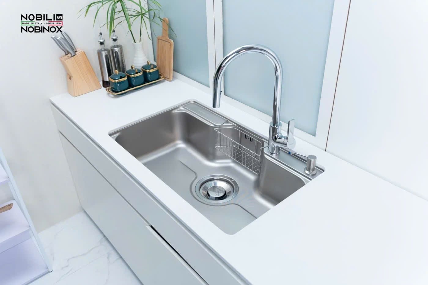  CHẬU RỬA BÁT 1 HỐ NOBINOX LIKEN NL790D Full phụ kiện, chậu lớn 80cm x 50cm, vân siêu mịn, chậu nhỏ đi kèm, rổ inox để bát, rổ inox ngang, chai xịt dầu tự động, giá siêu tốt tại bếp Hà Nội Grapbuy 