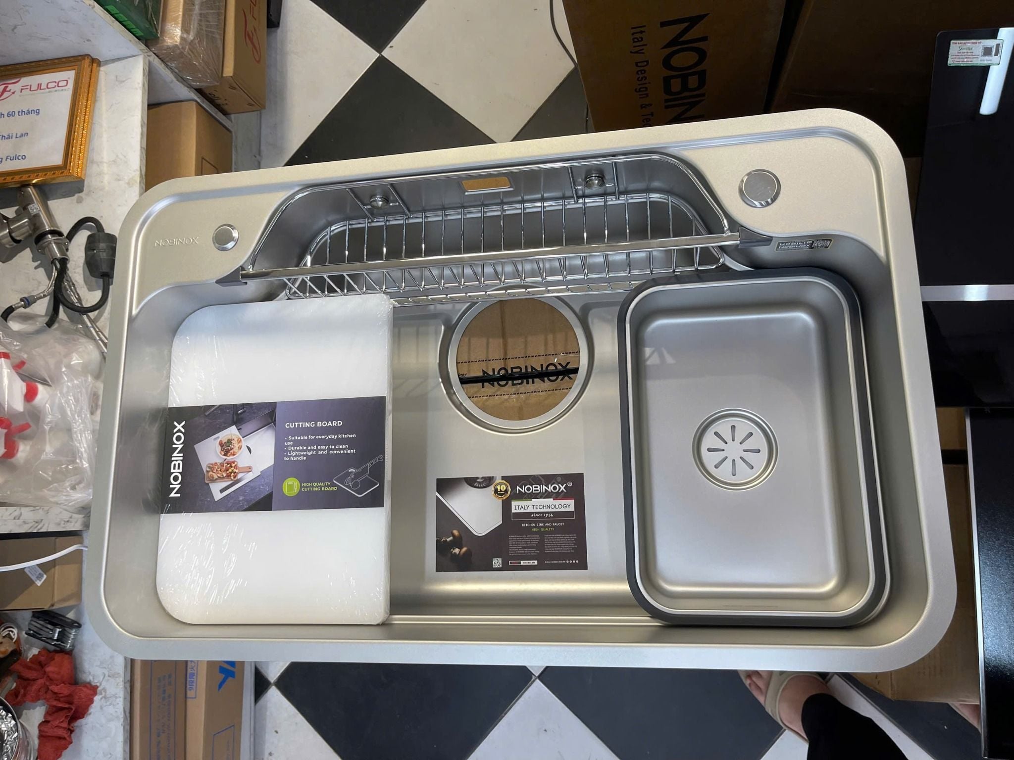  CHẬU RỬA BÁT 1 HỐ NOBINOX LIKEN NL790D Full phụ kiện, chậu lớn 80cm x 50cm, vân siêu mịn, chậu nhỏ đi kèm, rổ inox để bát, rổ inox ngang, chai xịt dầu tự động, giá siêu tốt tại bếp Hà Nội Grapbuy 