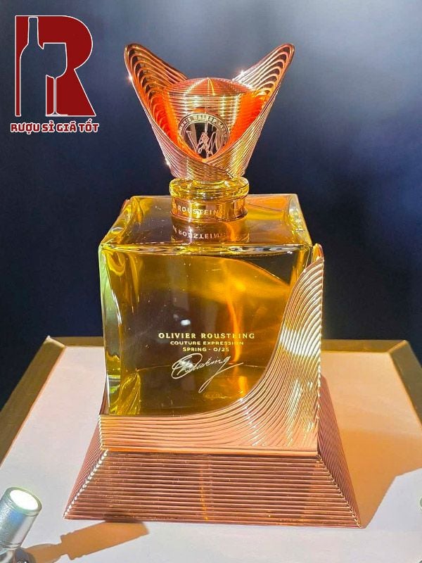 Rượu Johnnie Walker Vault x Olivier Rousteing Couture Expression Collection