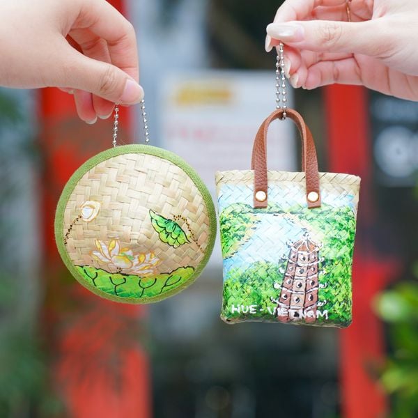 Móc Khóa Cỏ Bàng Thủ Công – Quà Lưu Niệm Huế