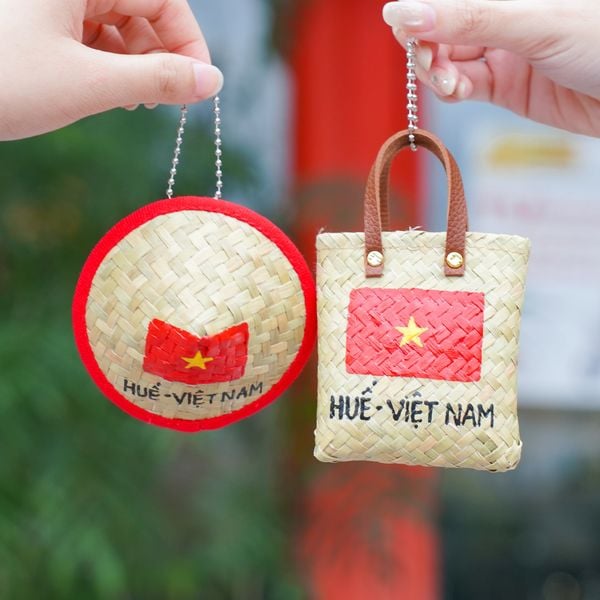 Móc Khóa Cỏ Bàng Thủ Công – Quà Lưu Niệm Huế