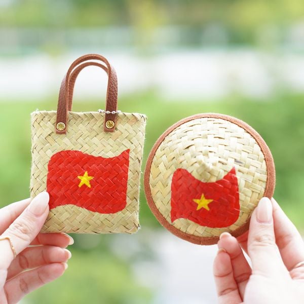 Móc Khóa Cỏ Bàng Thủ Công – Quà Lưu Niệm Huế