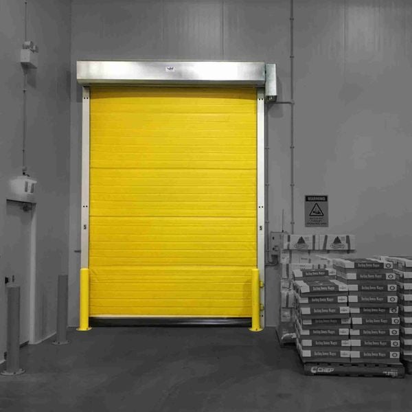 Cửa cuốn nhanh kho lạnh là giải pháp kỹ thuật tối ưu để kiểm soát nhiệt độ và tăng tốc luồng hàng hó...