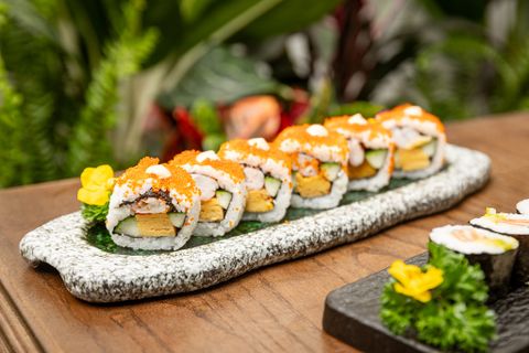 Cơm cuộn trứng cua