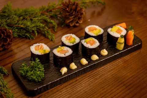 Cơm cuộn cá hồi bơ