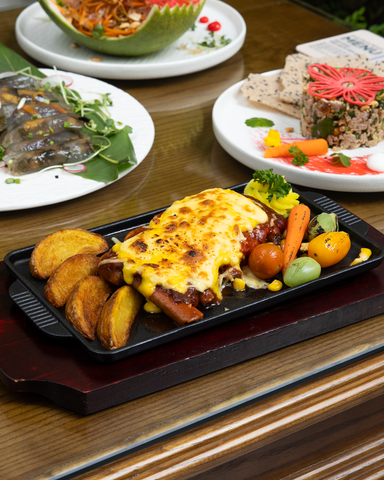 Sườn heo đút lò phomai kèm rau củ