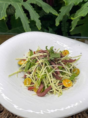 Nộm bò sấy dẻo xoài xanh