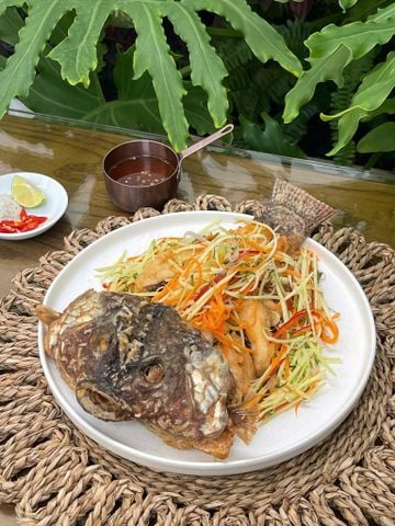 Gỏi cá chiên giòn sốt Thái