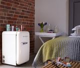  Tủ lạnh 34 lít màu kem hiệu Smeg, Model FAB5RCR6 