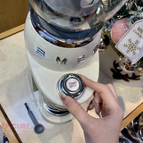  Máy xay cà phê màu trắng hiệu Smeg, Model CGF11WHEU 