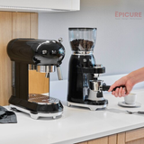  Máy xay cà phê màu trắng hiệu Smeg, Model CGF11WHEU 