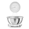 Cân điện tử và đồng hồ cơ màu trắng hiệu Smeg, model KSF01WHWW