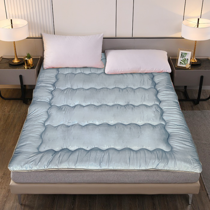 Topper văn phòng đa năng mặt lót có nhám chống trượt, và đai thun góc để cố định trên mặt nệm