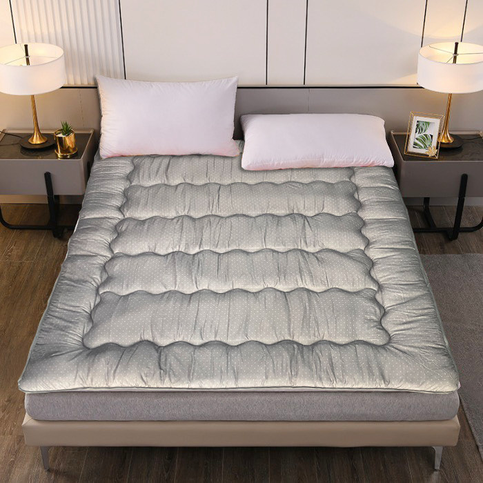 Topper văn phòng đa năng mặt lót có nhám chống trượt, và đai thun góc để cố định trên mặt nệm